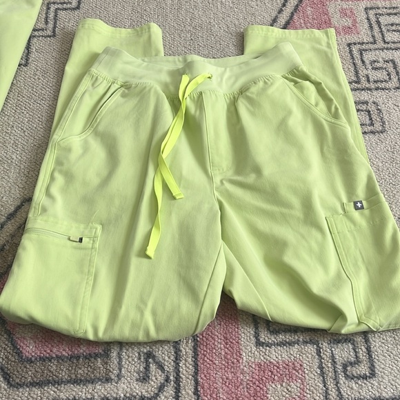 Figs Women's Scrub Set in Light Green - Picture 4 of 9